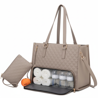 Bolso beige con artículos de bebé