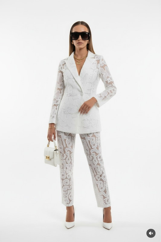 Conjunto blanco de encaje - Cuerpo completo pose confiada