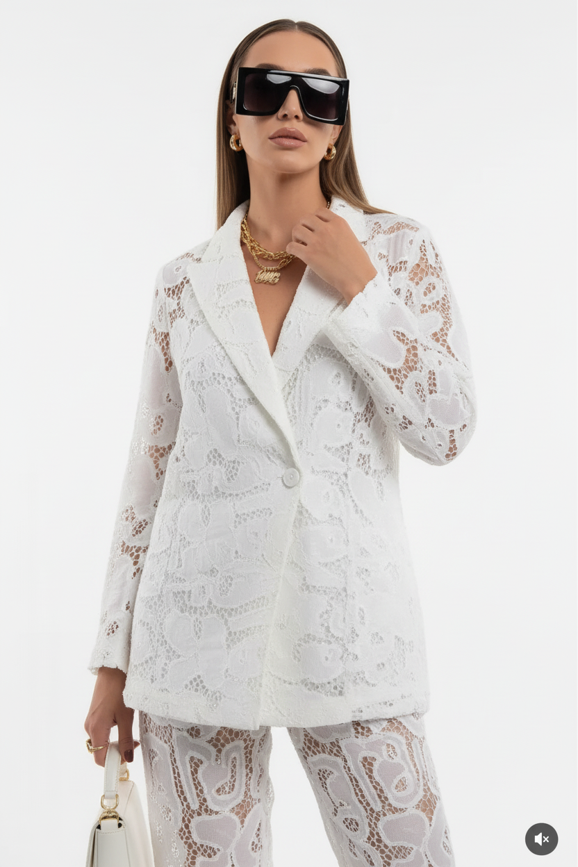 Conjunto blanco de encaje - Retrato cercano parte superior