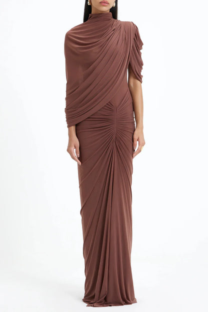 Vestido largo con capa fruncida asimétrica de Liliana Brown