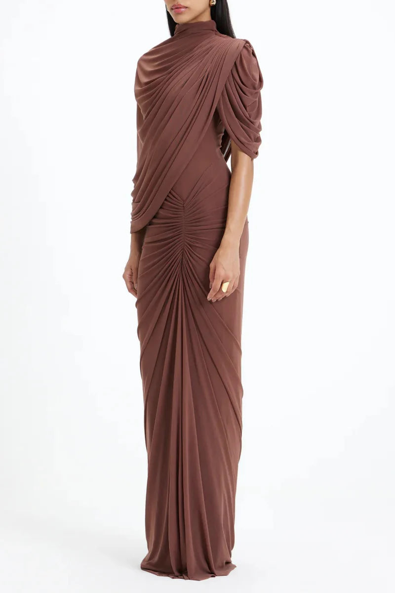 Vestido largo con capa fruncida asimétrica de Liliana Brown