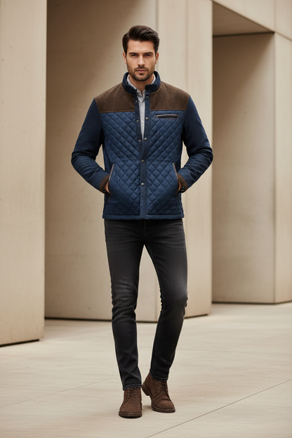 Modelo con chaqueta azul marino - estilo urbano