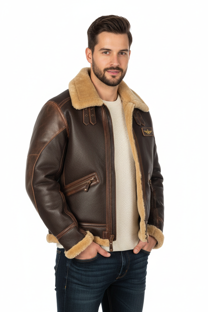 Modelo tres cuartos con chaqueta aviador